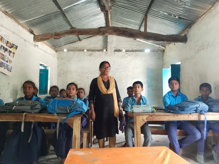 Bettiah : भूमि व संसाधनों के अभाव में भैंसही प्राथमिक विद्यालय बदहाल