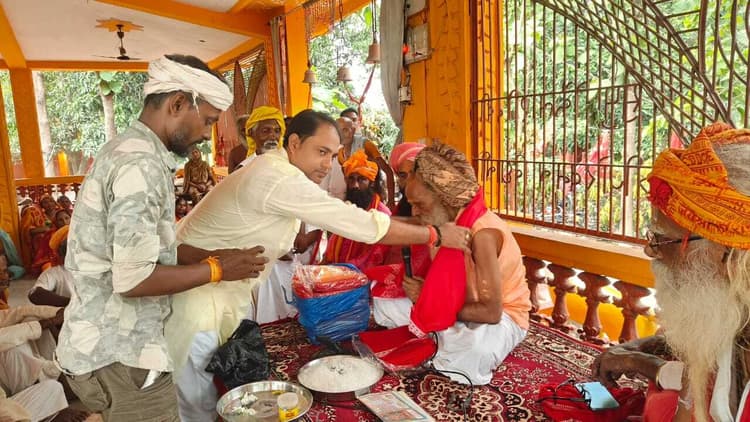 Bettiah : श्रीराम कथा की 14वीं वर्षगांठ पर साधु संतों को किया सम्मान