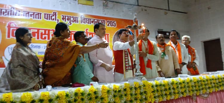 राज्य व केंद्र सरकार की योजनाओं को डोर-टू-डोर जाकर बताएं कार्यकर्ता : अशोक भट्ट