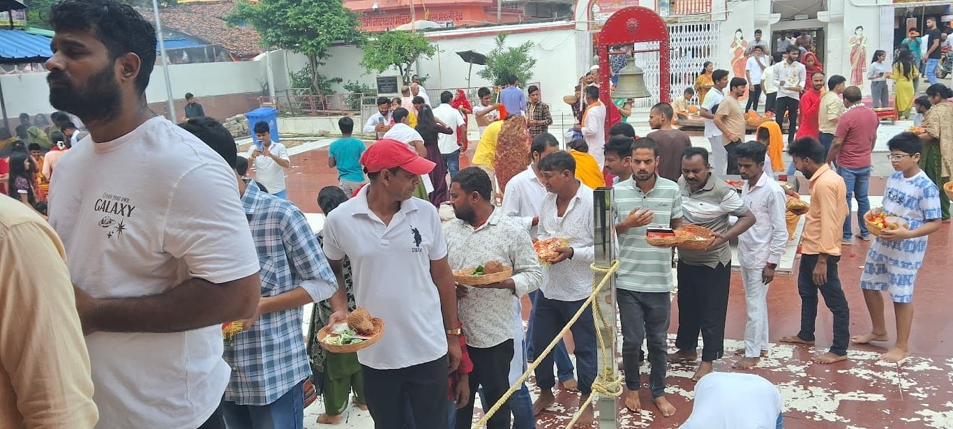 भगवान भास्कर की पूजा-अर्चना कर  मांगी सुख-समृद्धि