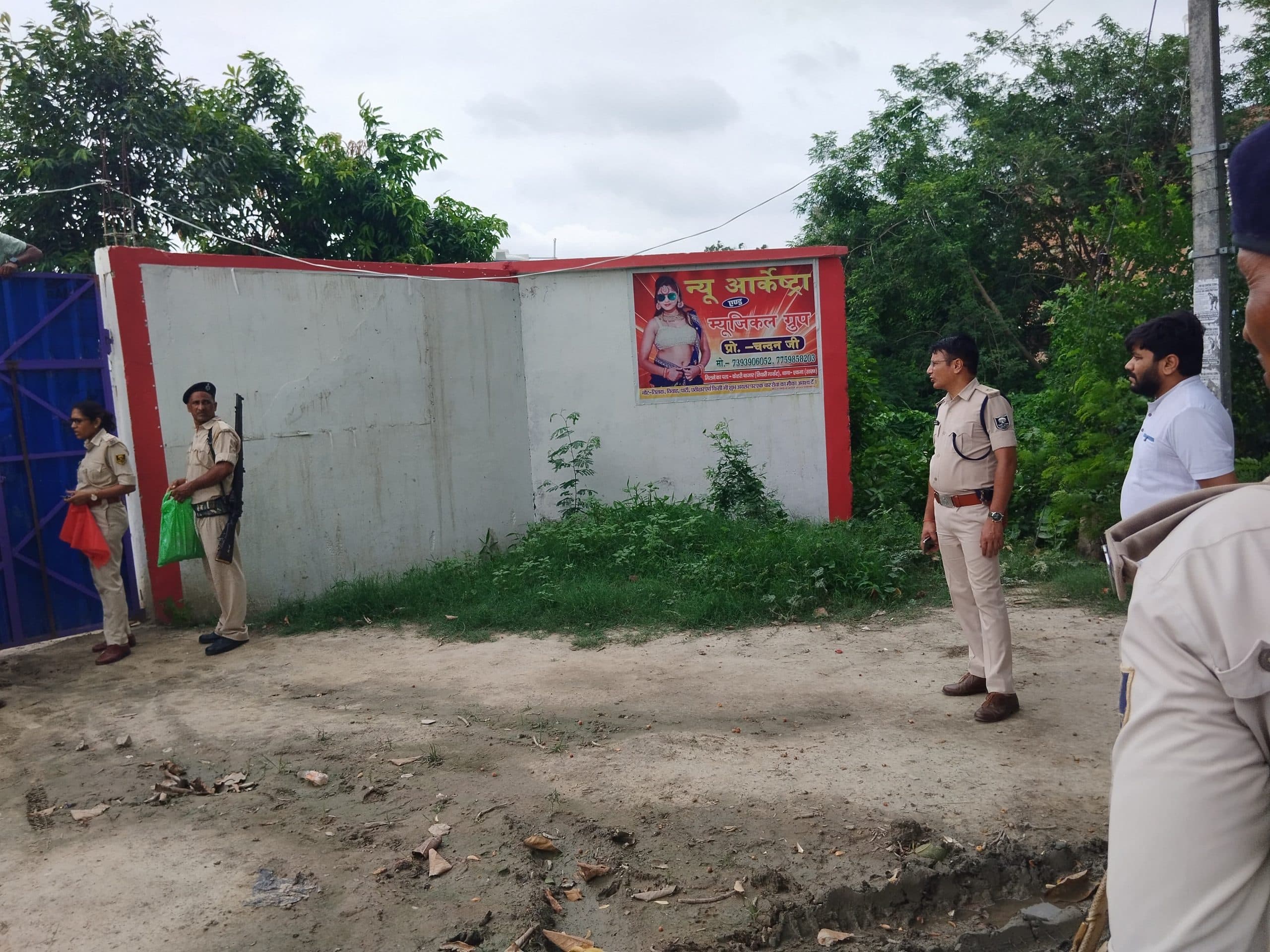 Saran News : एकमा में पुलिस ने छापेमारी कर आर्केस्ट्रा संचालक को किया गिरफ्तार