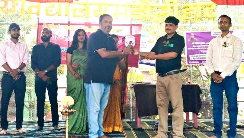 स्कूली बच्चे सीख रहे कला व संगीत की बारिकियां