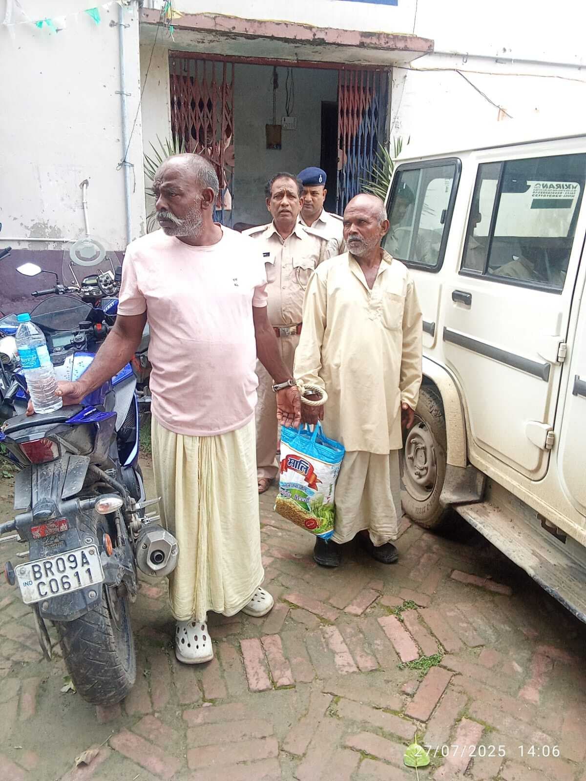 अलग-अलग गांव से दो वारंटी गिरफ्तार