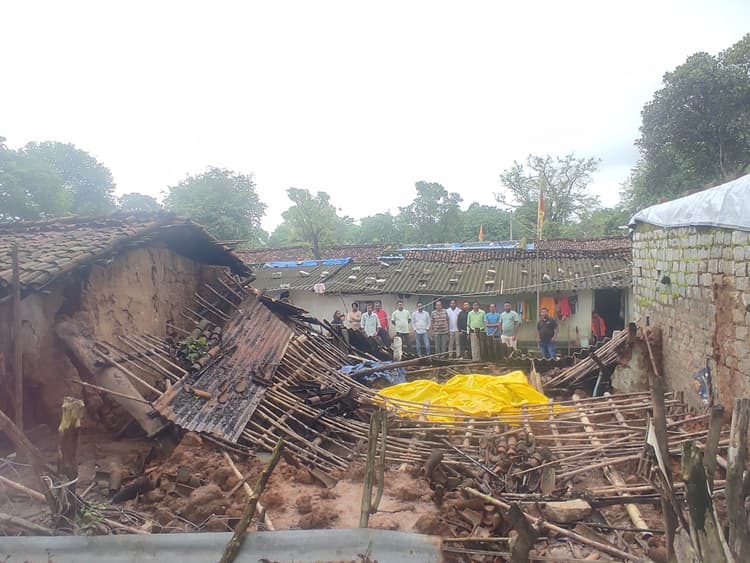 ग्रामीणों के ध्वस्त घरों का झामुमो कार्यकर्ताओं ने लिया जायजा