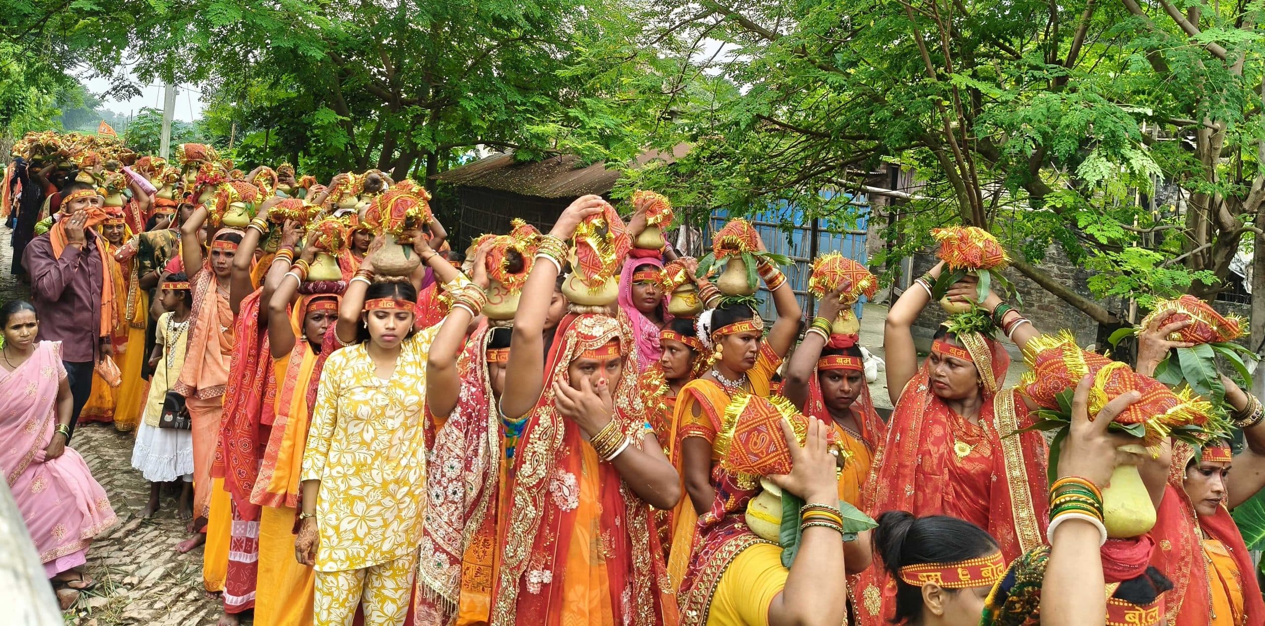 गढ़बनैली हटिया के शिव मंदिर में नंदी महाराज की प्राणप्रतिष्ठा को लेकर कलशयात्रा