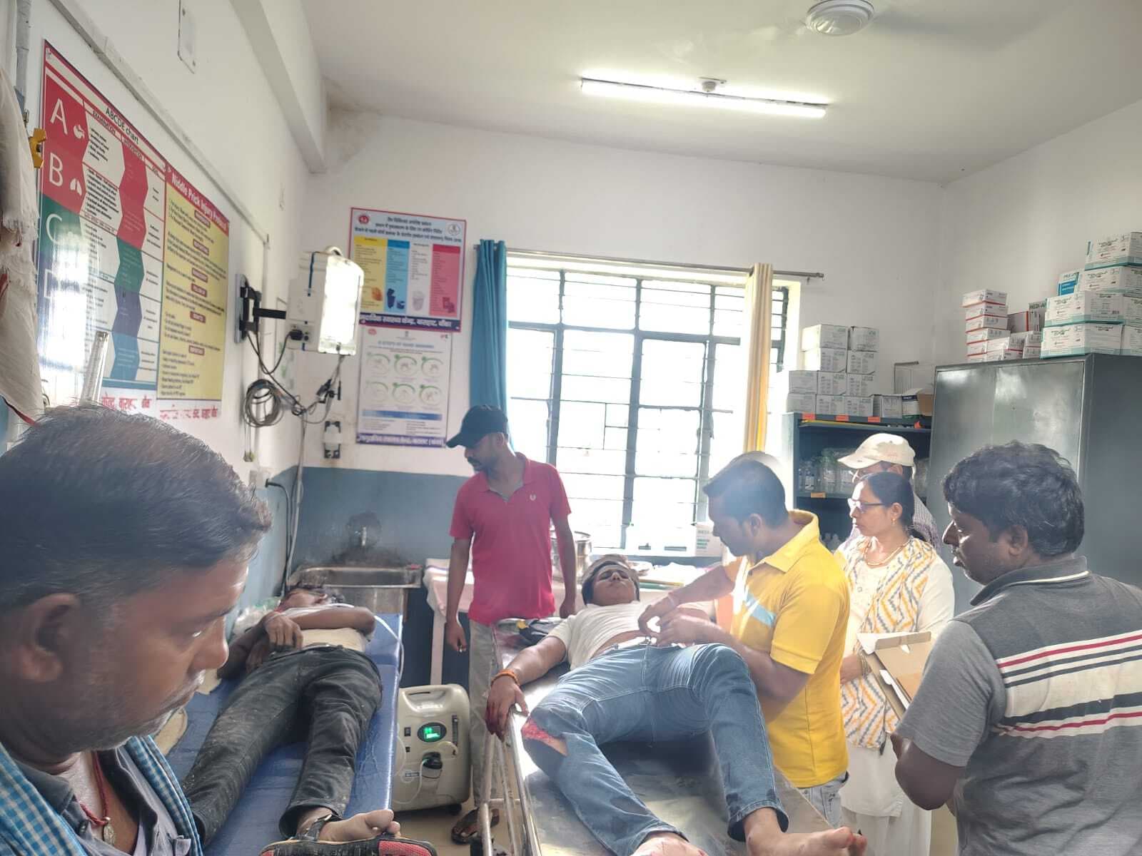 दो बाइक की आमने-सामने की टक्कर में तीन घायल, रेफर