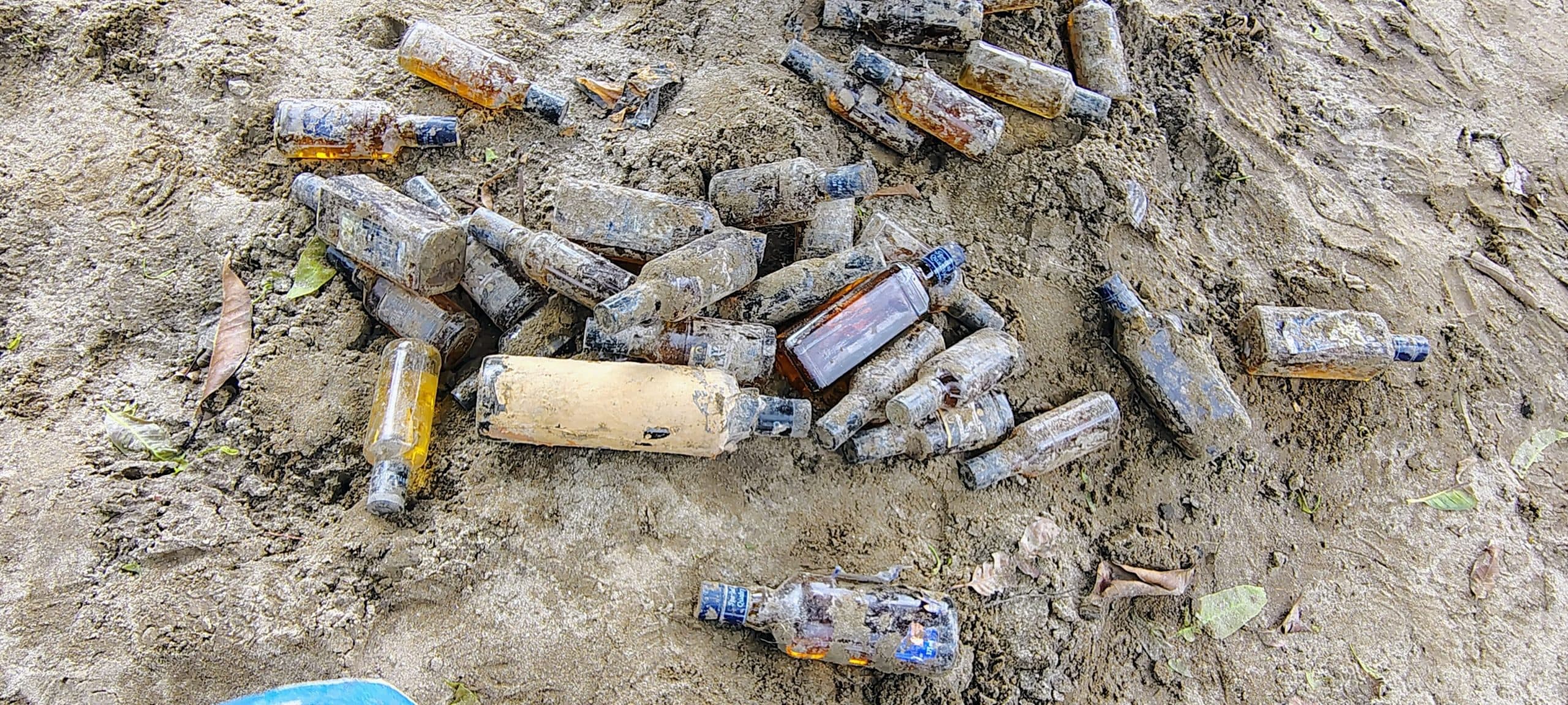 गम्हरिया थाना परिसर में ज़मीन के नीचे मिली शराब की बोतलें