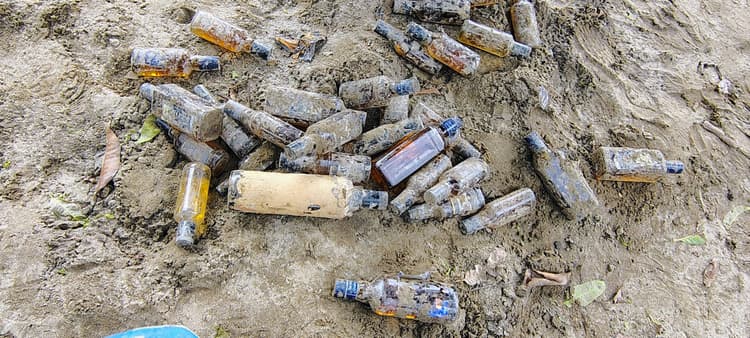 गम्हरिया थाना परिसर में ज़मीन के नीचे मिली शराब की बोतलें