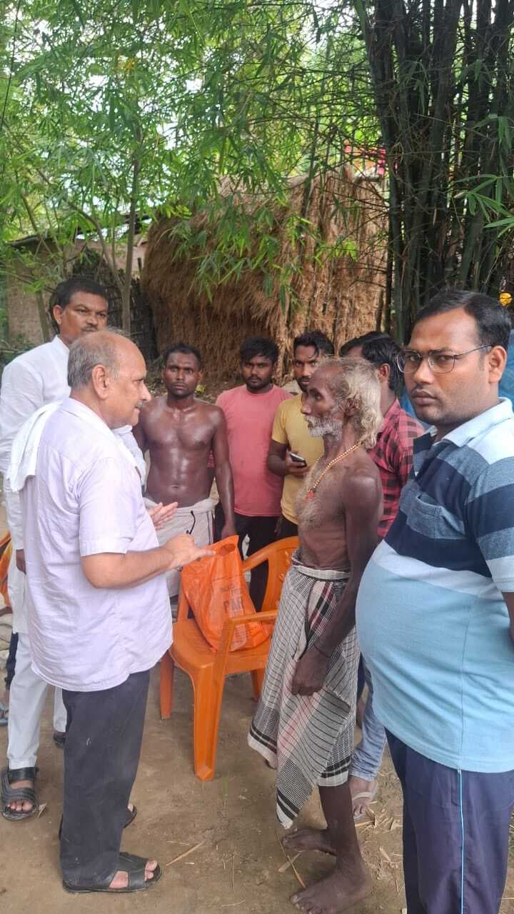 पैसे के अभाव में अंतिम संस्कार के लिए तीन दिनों तक घर में पड़ा रहा शव, दफनाया