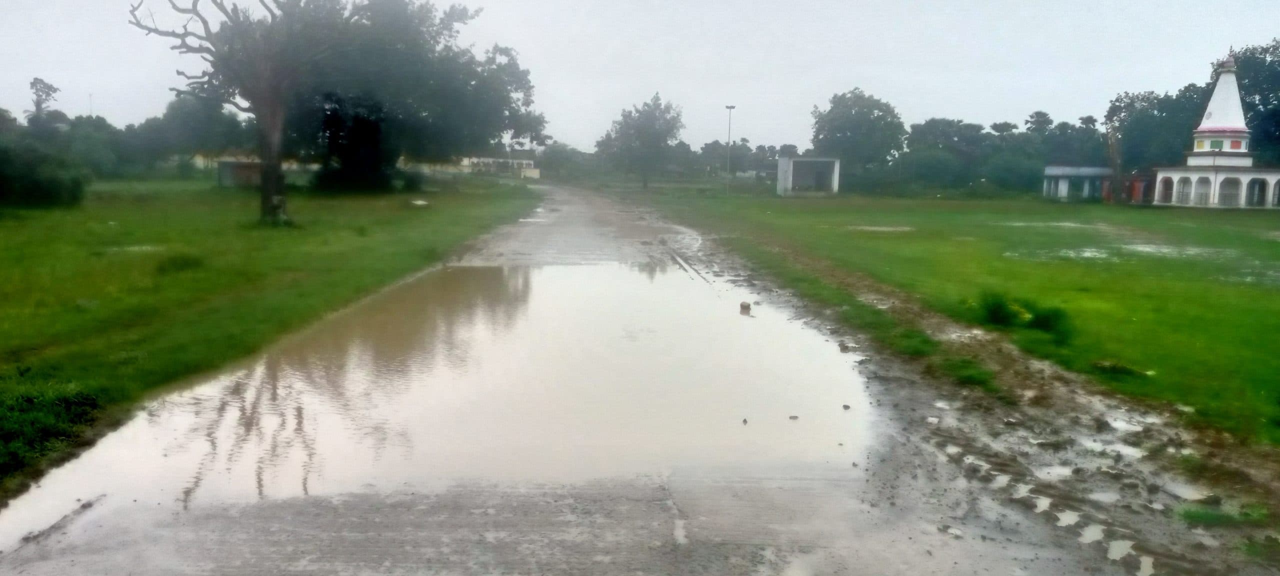 परासी से तेतरिया जानेवाली सड़क में जल-जमाव से परेशानी