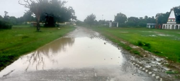 परासी से तेतरिया जानेवाली सड़क में जल-जमाव से परेशानी