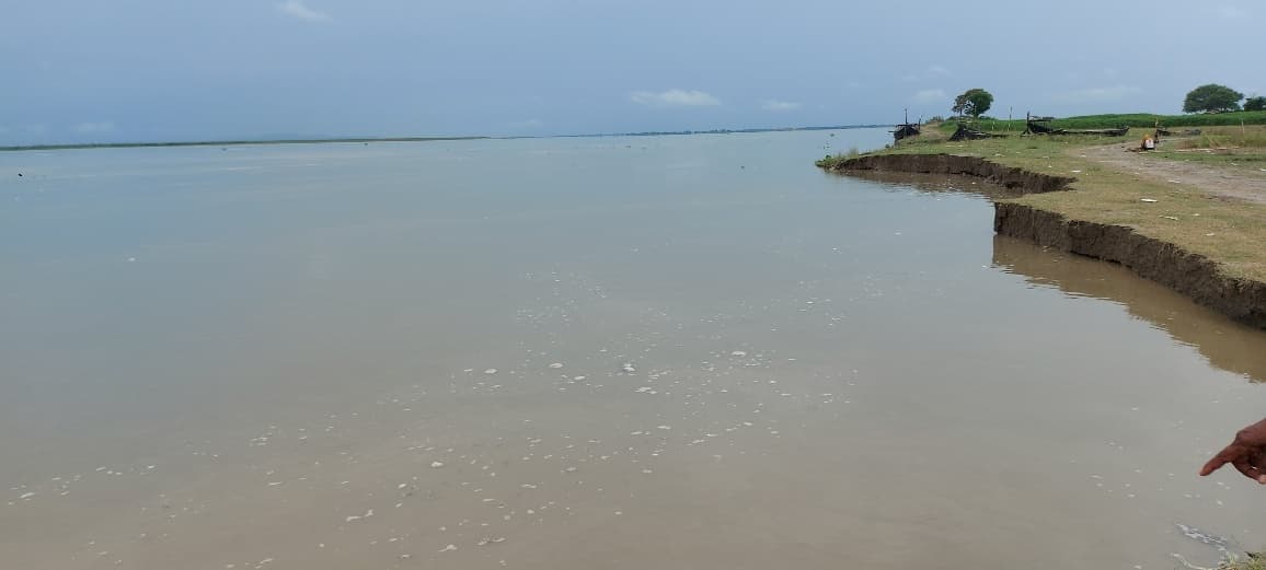 नदियों के कटाव से तीस हजार आबादी के अस्तित्व पर खतरा