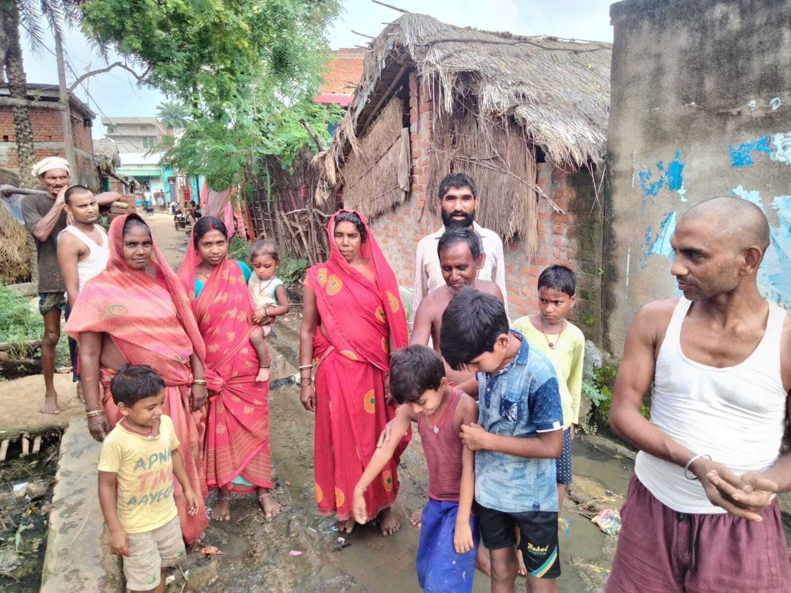 कीचड़ भरे रास्ते से परेशान ग्रामीणों ने जताया आक्रोश