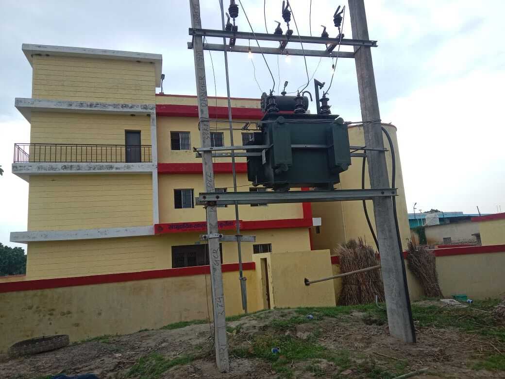 ट्रांसफार्मर लगाया, नये सीएचसी भवन में विद्युत आपूर्ति शुरू