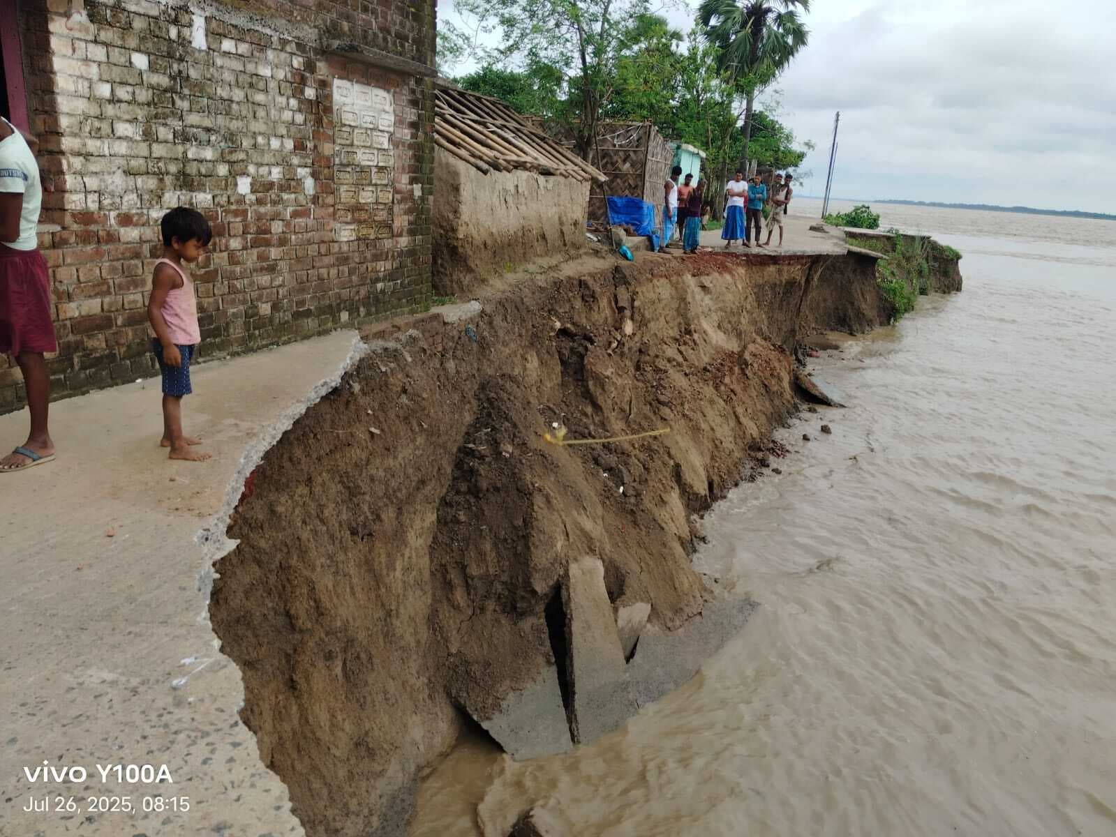 शमशेरगंज एवं सूती इलाके में गंगा नदी का कटाव जारी, दहशत में लोग