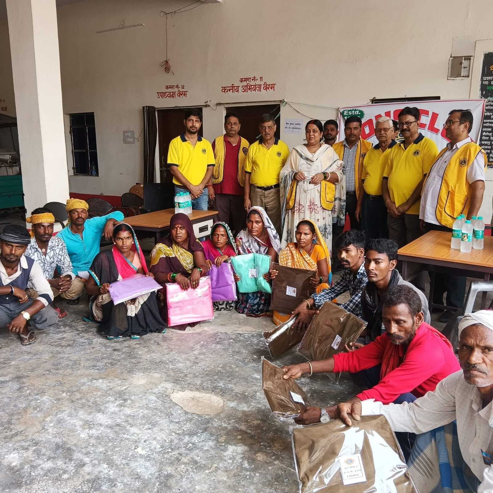 गर्मी में मच्छरों के बढ़ते प्रकोप के बीच लायंस क्लब ने सफाईकर्मियों को दी मच्छरदानी, जताया सम्मान