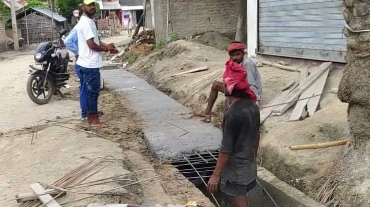 भेलवा गांव में नाला निर्माण में गड़बड़ी का आरोप