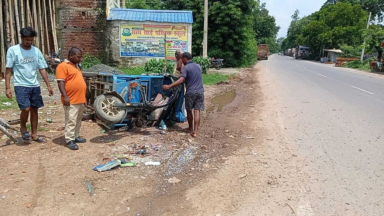 ट्रक के धक्के से टोटो क्षतिग्रस्त, बाल-बाल बचा चालक