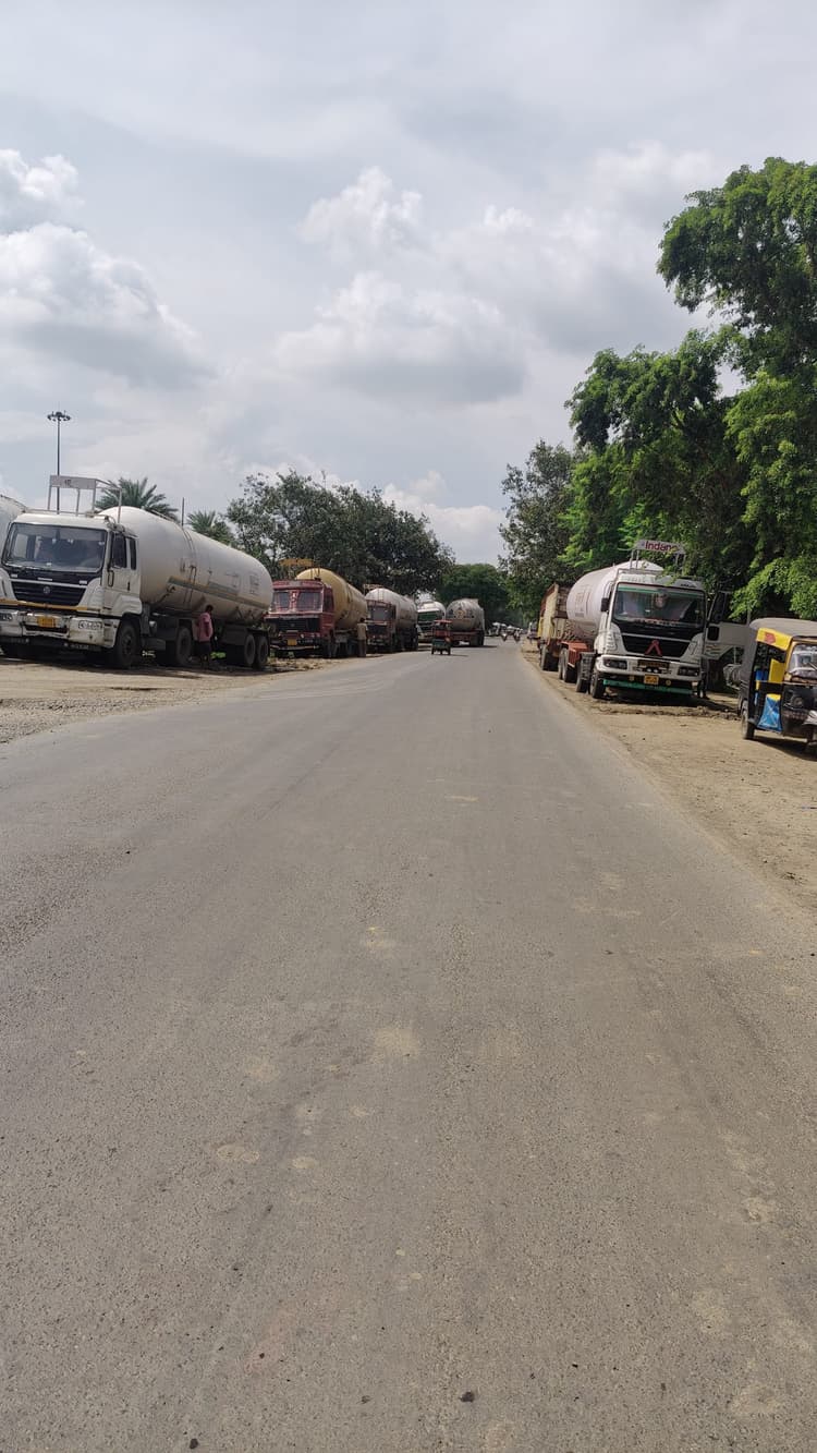 हाईवे बना खतरनाक कांवरिया पथ, मधुसुदनपुर में गैस टैंकरों से बढ़ा हादसे का खतरा