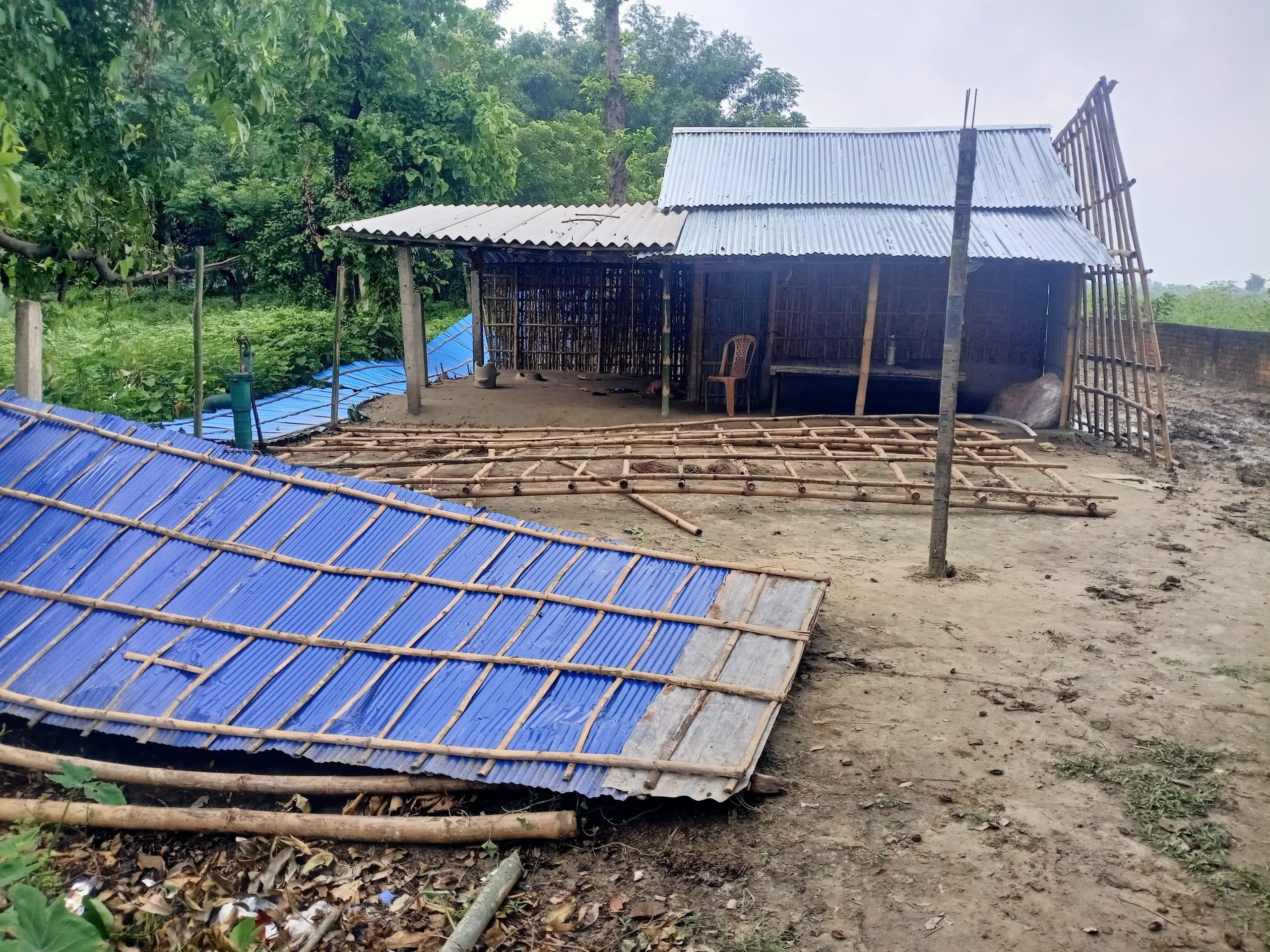 जमीन विवाद में घर में घुसकर तोड़फोड़, लूटपाट व बमबारी करने का आरोप