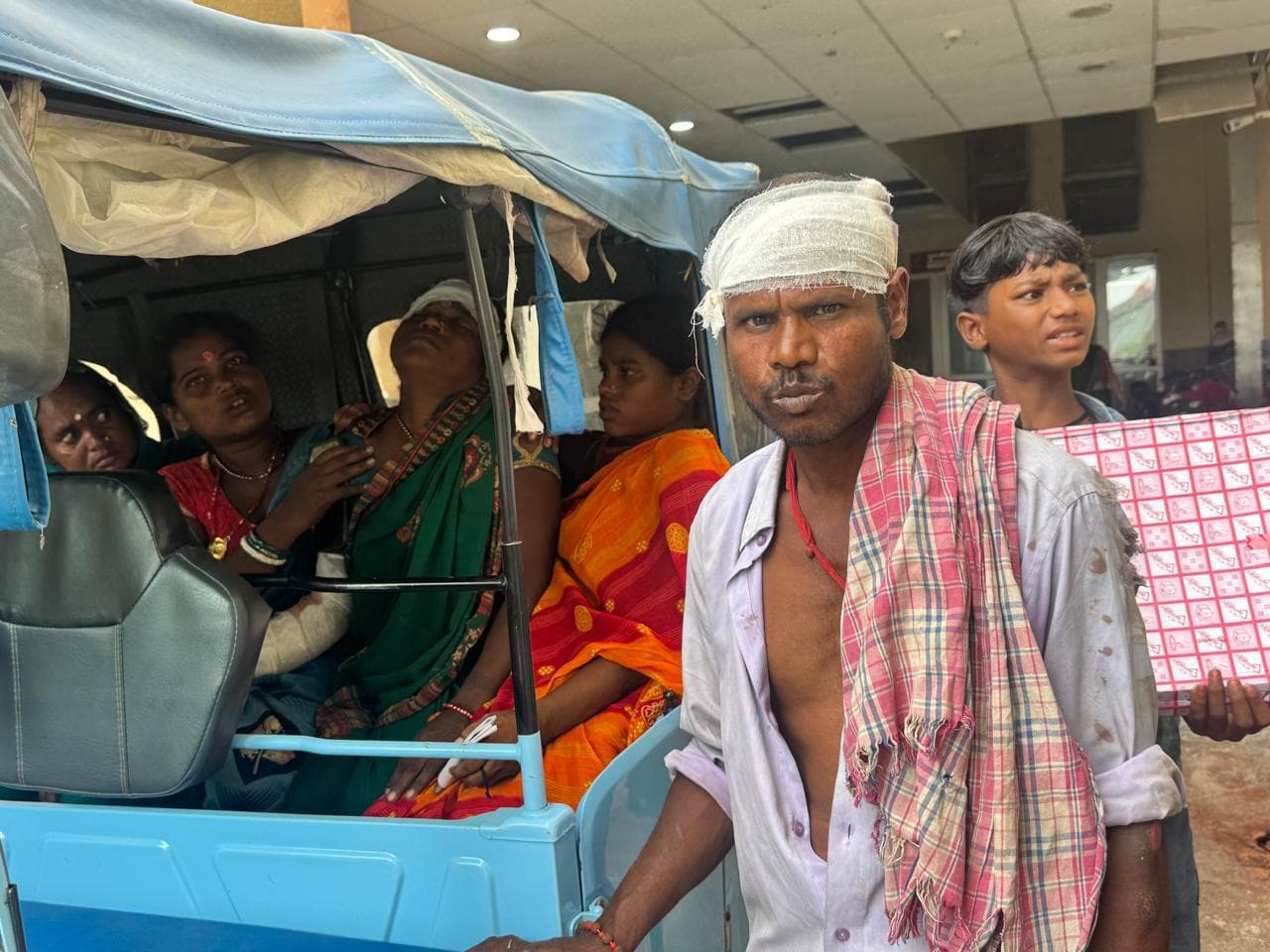 जजहट सबैला में पुलिस वैन ने ई रिक्शा को मारा धक्का 5 घायल