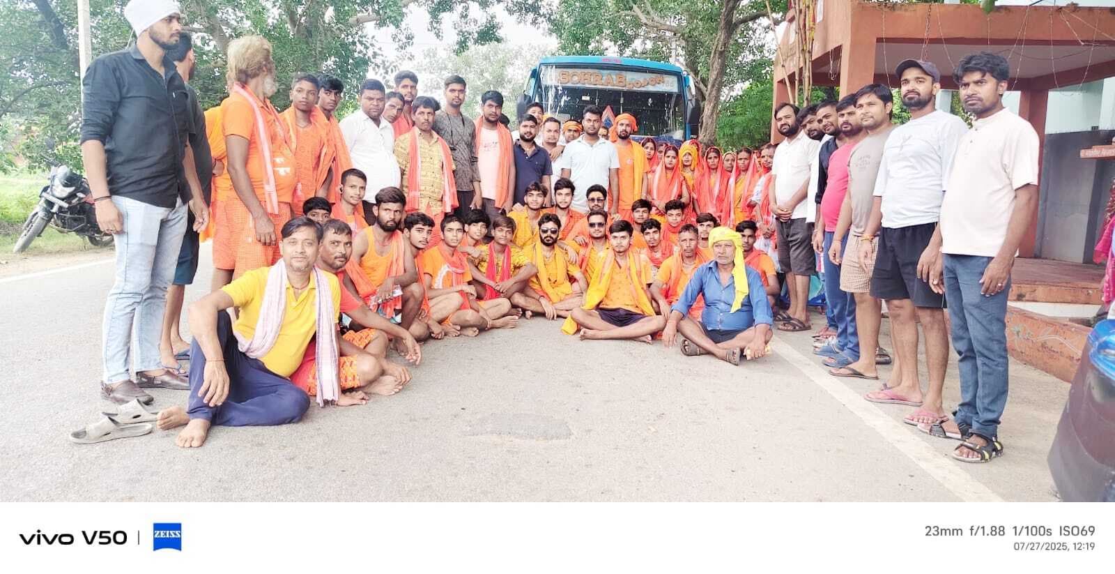 गाजे-बाजे के साथ कांवरियों का जत्था बक्सर के लिए रवाना