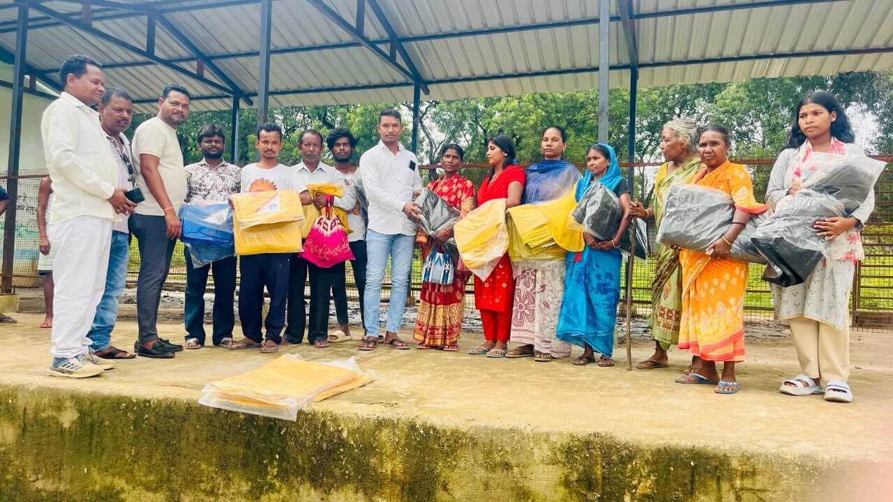 Jamshedpur News : बागबेड़ा-रानीडीह में 36 पीड़ित परिवारों के बीच तिरपाल का वितरण