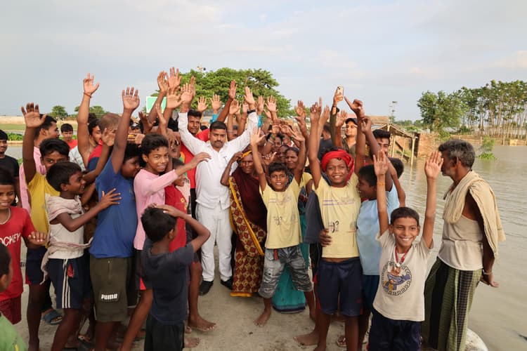 दो माह पूर्व बनी सड़क हुई क्षतिग्रस्त, पुल पुलिया बेकार, ग्रामीणों ने किया विरोध प्रदर्शन