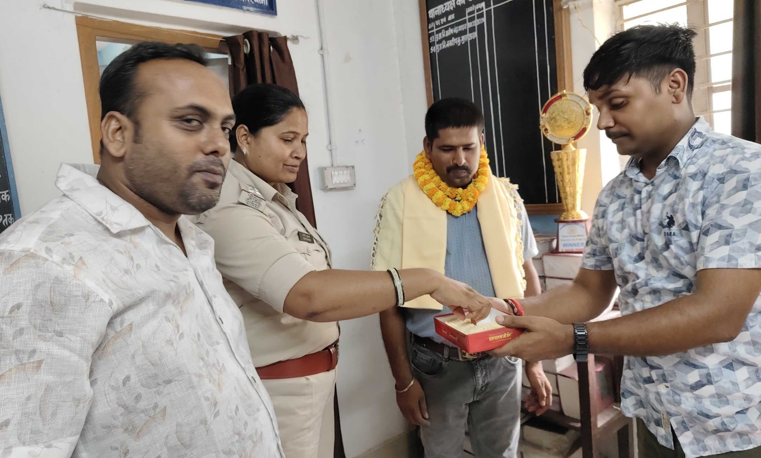 स्थानांतरित पुलिसकर्मियों को दी विदाई