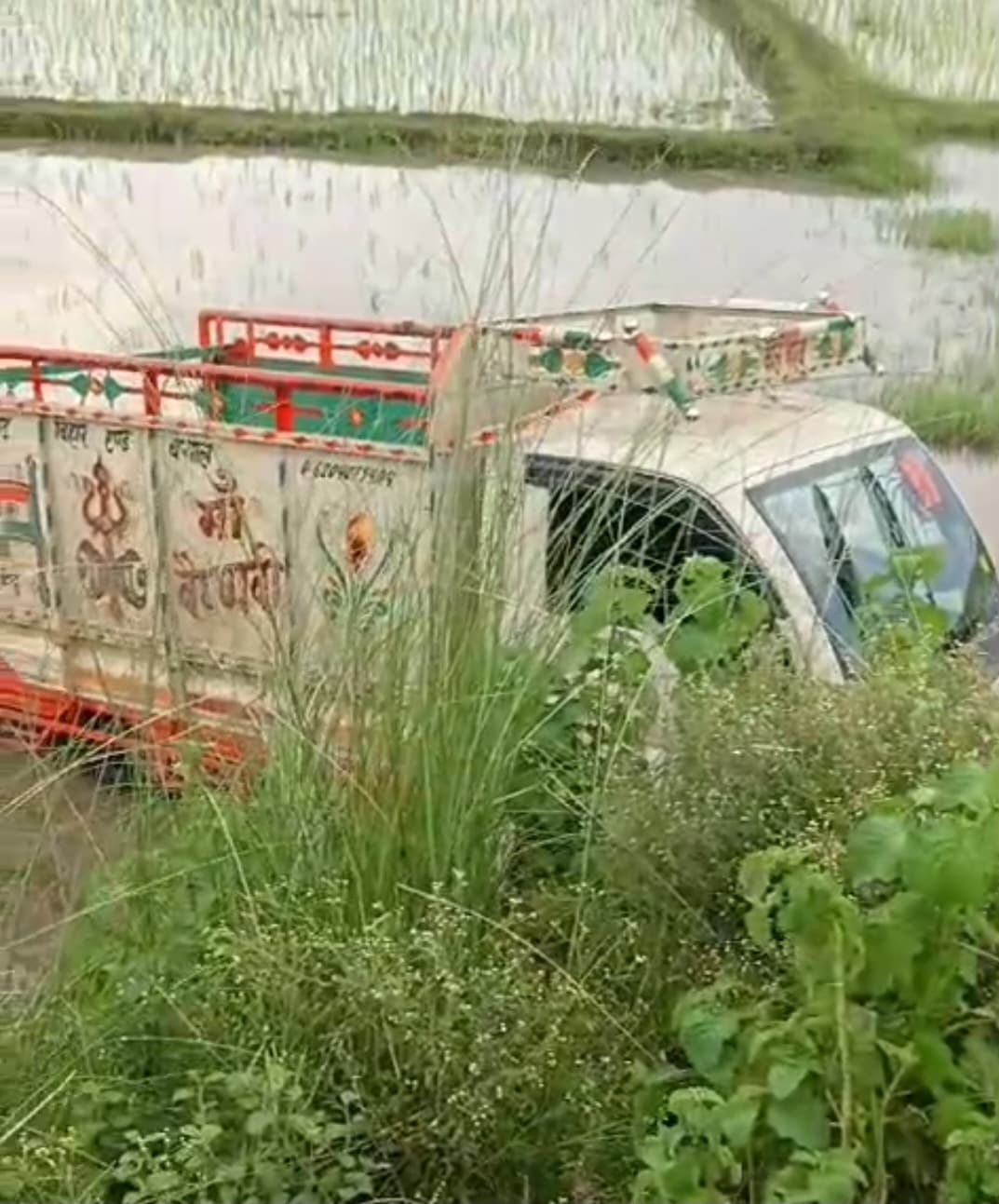 हादसा : तेज रफ्तार पिकअप सड़क से नीचे उतरी, कोई हताहत नहीं