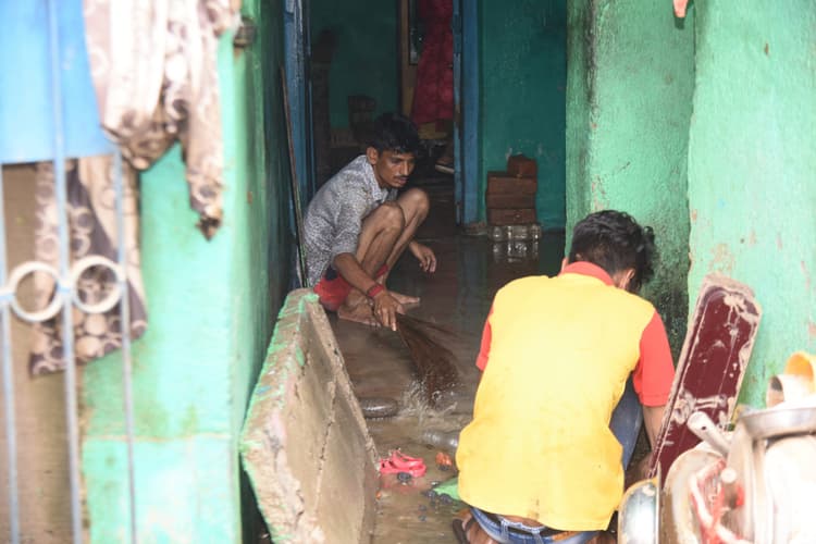 Jamshedpur News : बागबेड़ा व जुगसलाई में बाढ़ के बाद घरों की सफाई में मशक्कत कर रहे लोग