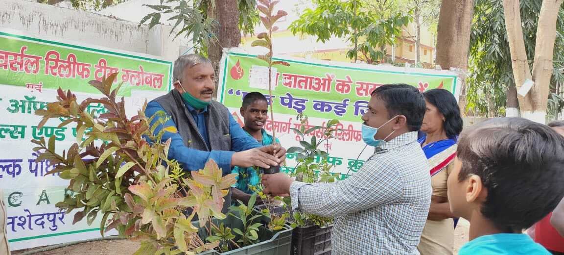 Jamshedpur News : पृथ्वी को बचाना है तो पेड़ लगाना ही होगा : सुनील आनंद