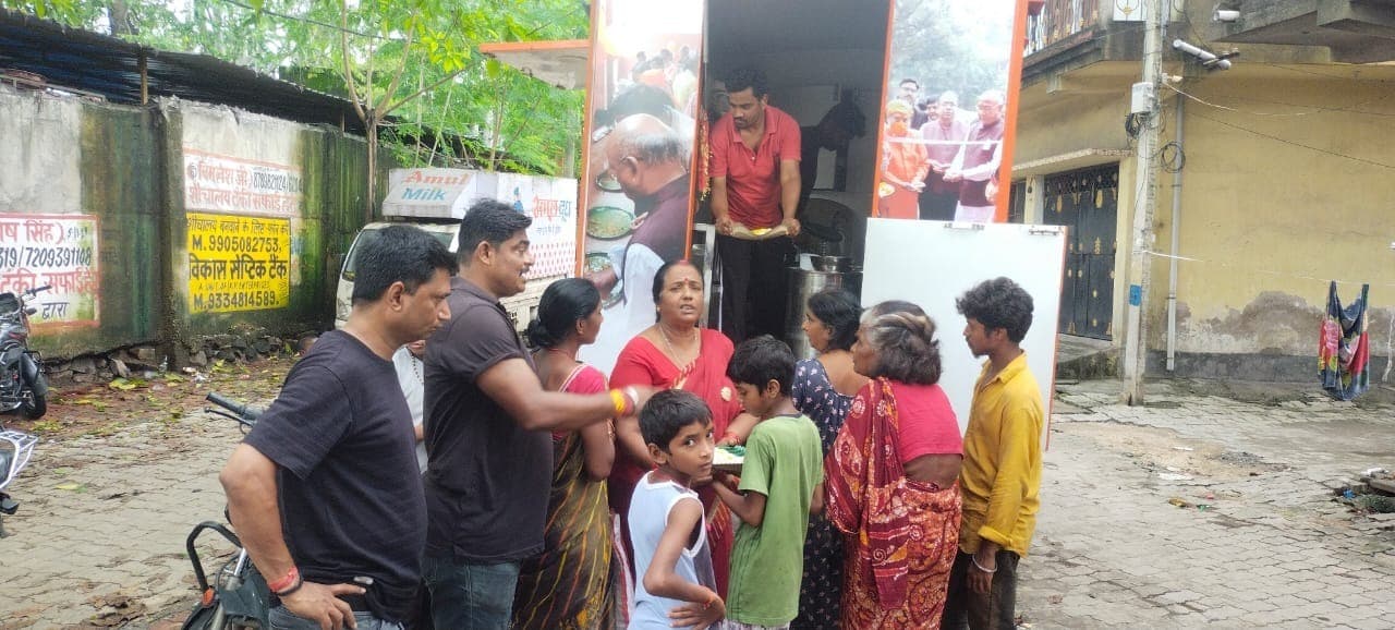 Jamshedpur News : विधायक सरयू राय के निर्देश पर बाढ़ पीड़ितों में भोजन का वितरण