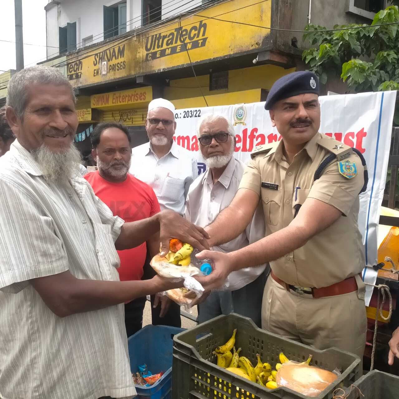 Jamshedpur News : आजादनगर में ह्यूमन वेलफेयर ट्रस्ट ने बाढ़ पीड़ितों में बांटी राहत सामग्री