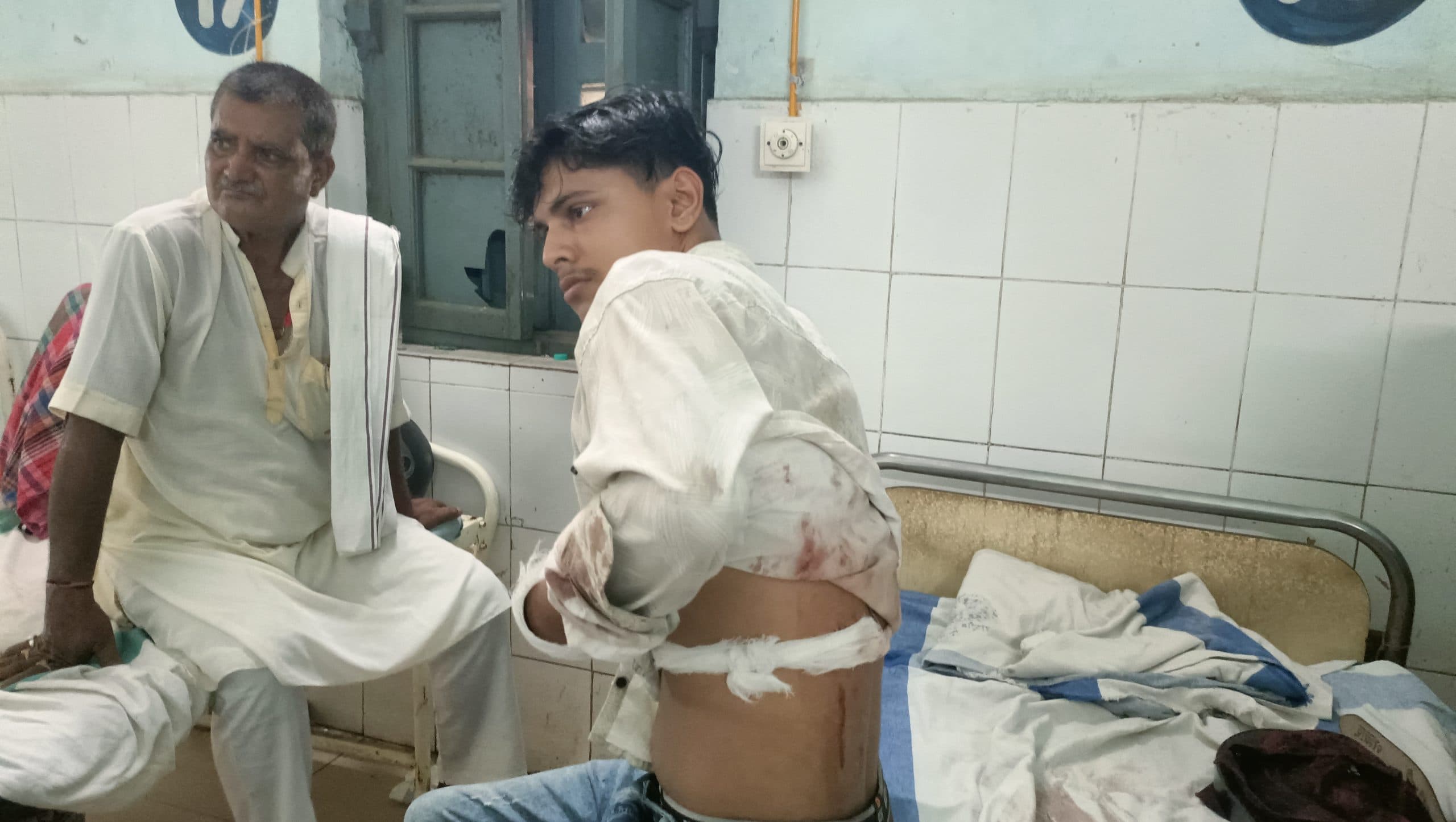 सिगरेट के धुंआ लगने के विवाद में युवक को चाकू मारकर किया लहूलुहान