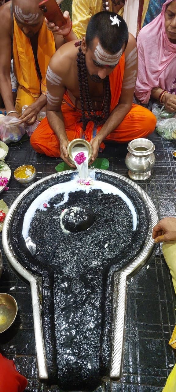 Deoghar News : तीसरी सोमवारी से पहले उमड़ा श्रद्धालुओं का जनसैलाब, 2.70 लाख भक्तों ने चढ़ाया जल