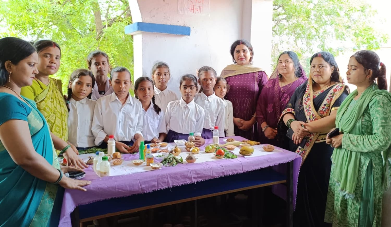 विद्यालय में प्रोजेक्ट मॉडल से पढ़ाई करा रहीं शिक्षिका