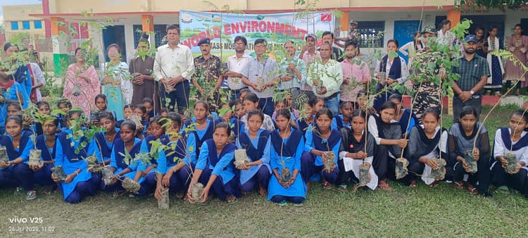 कारगिल विजय दिवस पर स्कूल में किया गया पौधारोपण