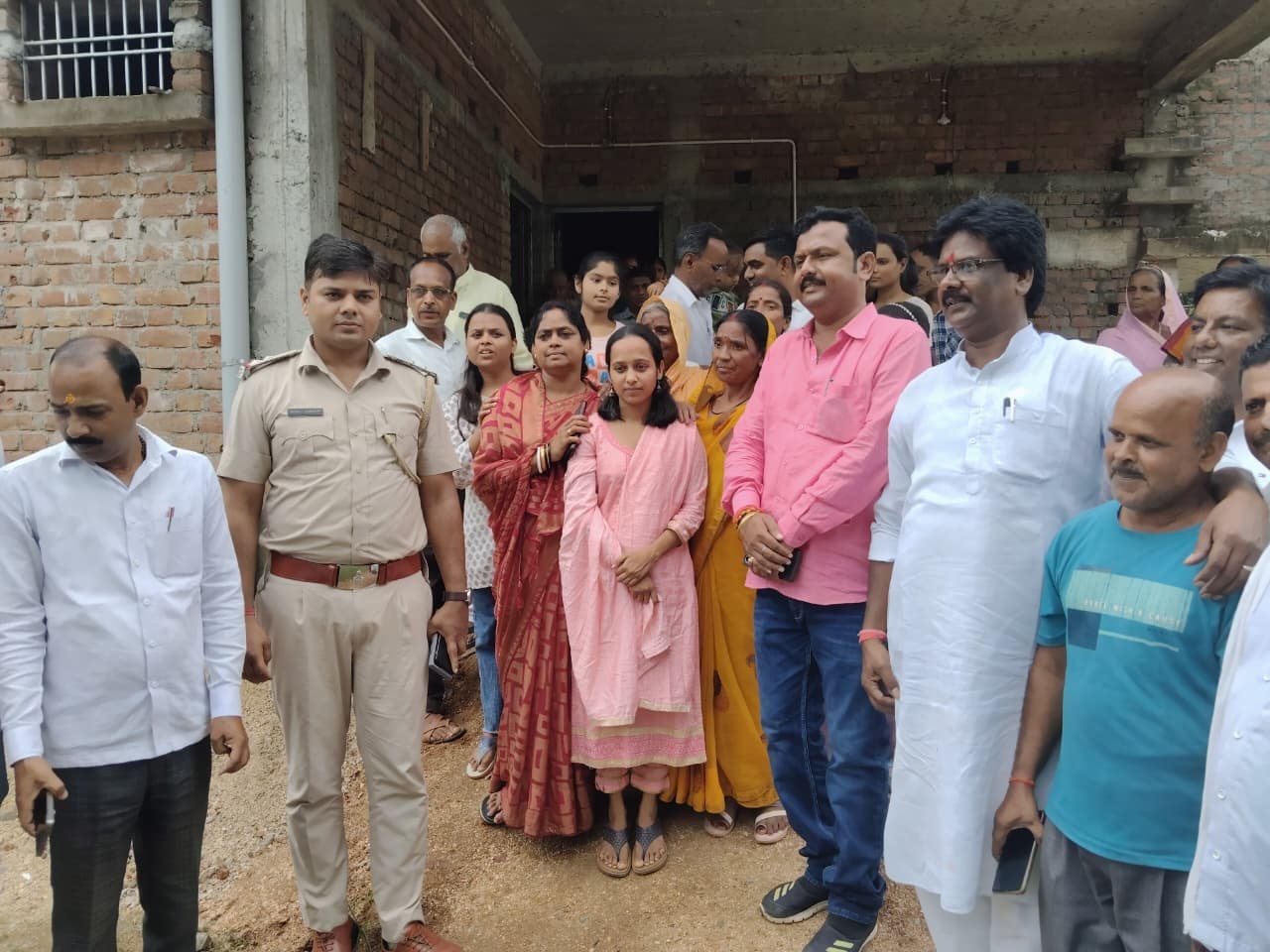 देवीपुर:  जेपीएससी में सफल हुई निशा को सीओ ने किया सम्मानित