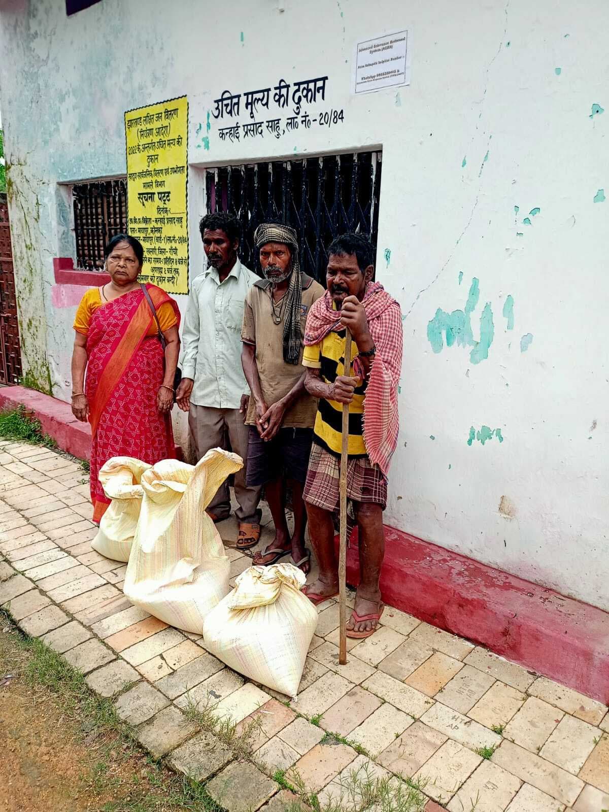 हाथियों के उत्पात से प्रभावित परिवारों की मदद की