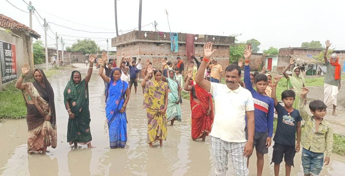 पानी में खड़े होकर किया प्रदर्शन