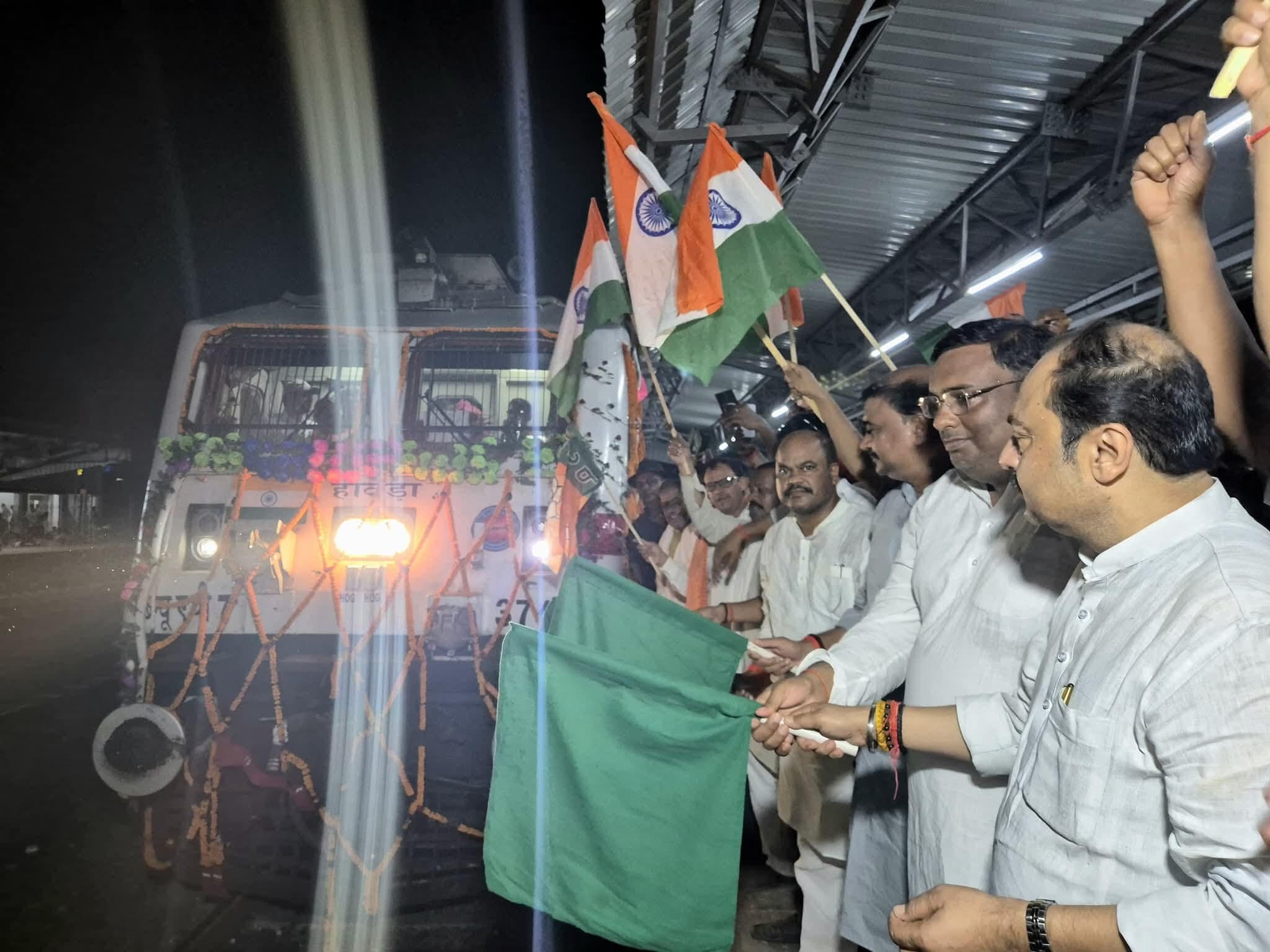 कई धार्मिक स्थलों को जोड़ेगी गोड्डा-अजमेर एक्सप्रेस, सांसद ने दिखायी हरी झंडी