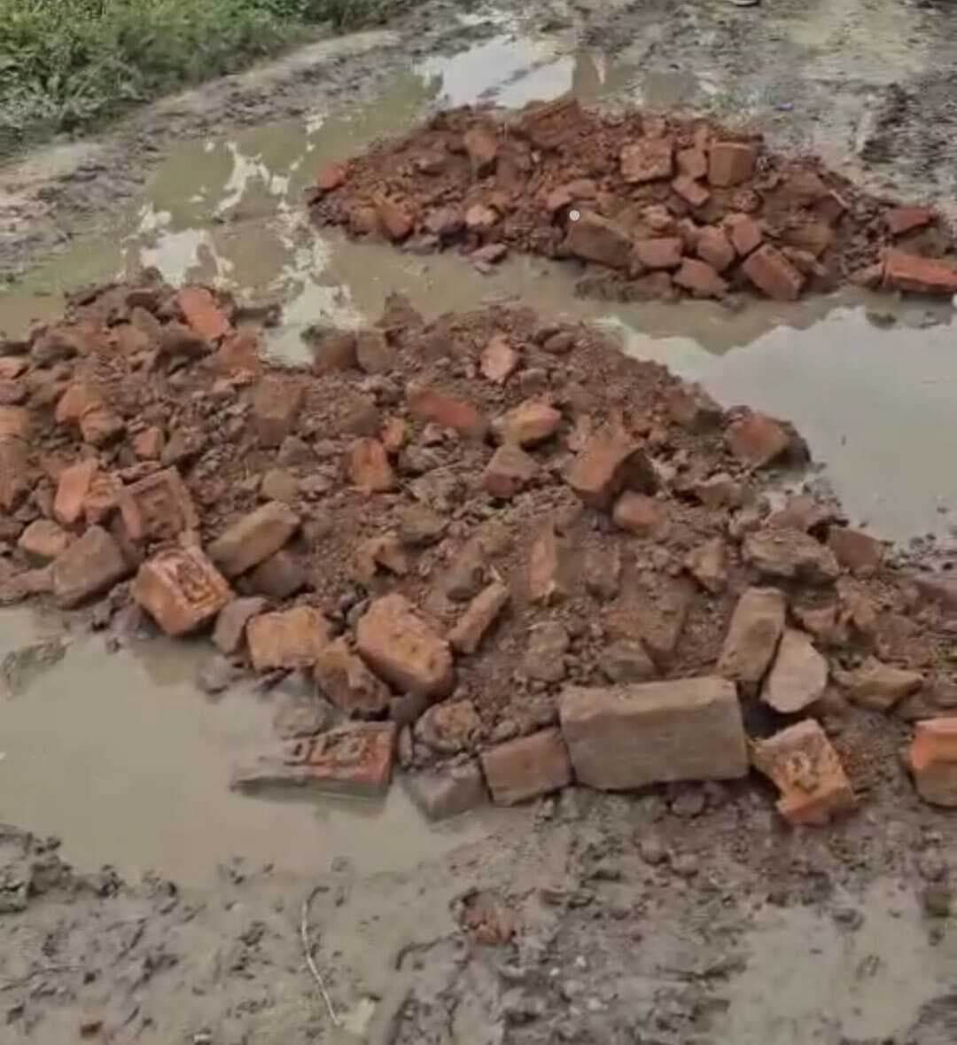 प्रभात इंपैक्ट, काढ़ागोलो घाट, स्पर नौ पर जर्जर सड़क कराया जा रहा दुरुस्त