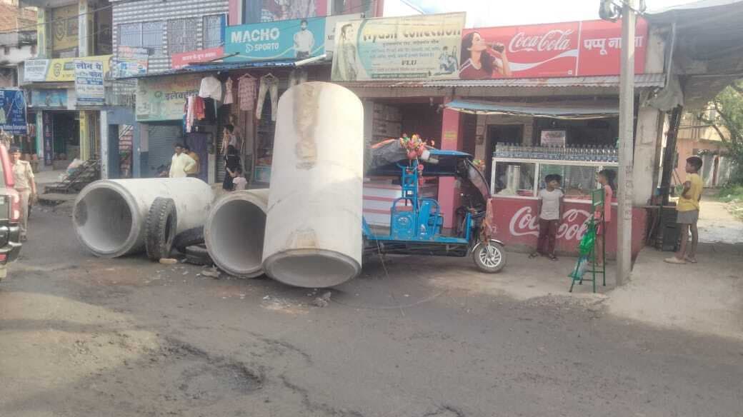 ट्रैक्टर पर लगे होम पाइप गिरने से बाल-बाल बचे कांवरिया