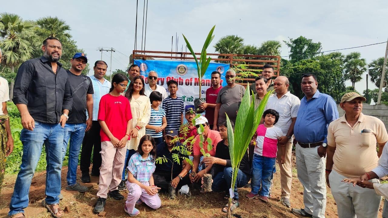 एक पेड़ मां के नाम'' अभियान के तहत 101 पौधे लगाये