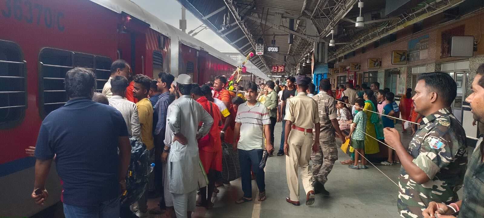 Deoghar News : तीसरी सोमवारी से पहले रेलवे सतर्क, बढ़ायी गयी सुरक्षा