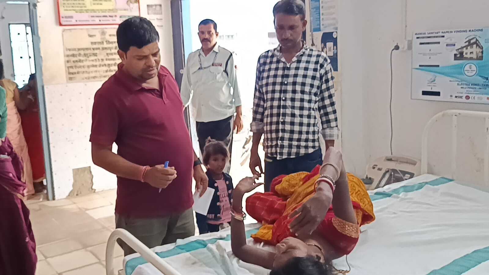 मिट्टी की दीवार गिरने से मां-बेटे गंभीर रूप से घायल