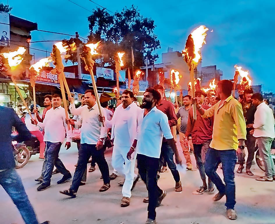 मैकू राम की गिरफ्तारी के लिए युवाओं ने निकाला मशाल जुलूस
