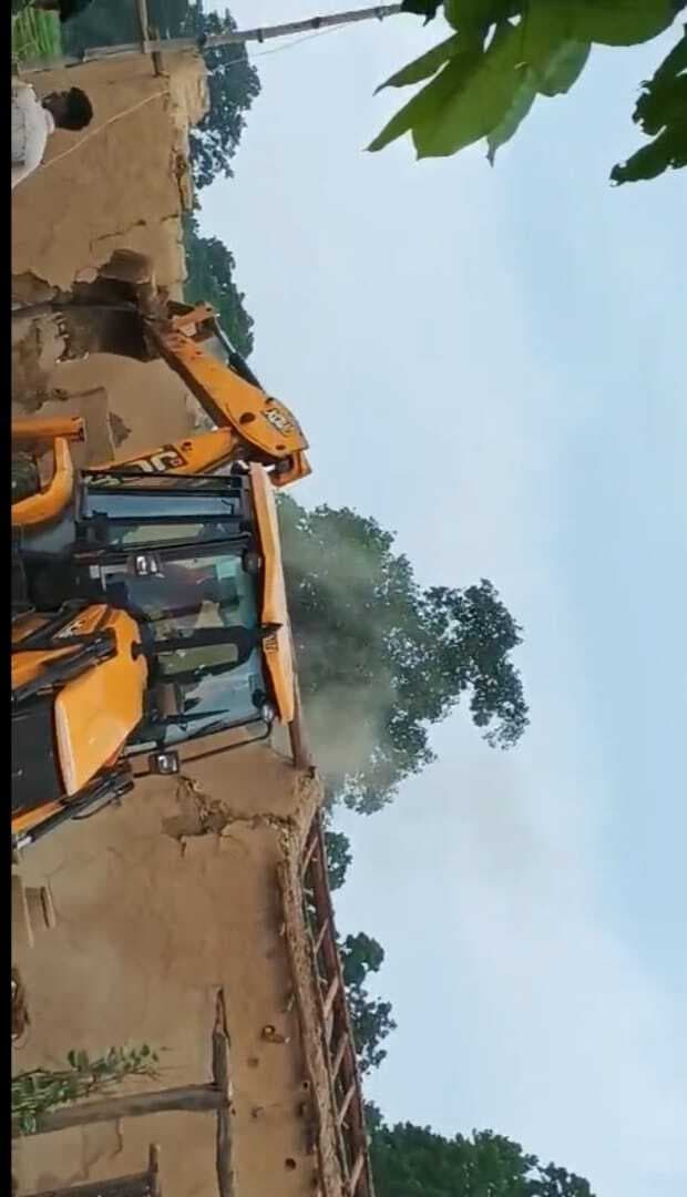 Kaimur News : राउता गांव में वन विभाग की जमीन को कराया गया अतिक्रमण मुक्त