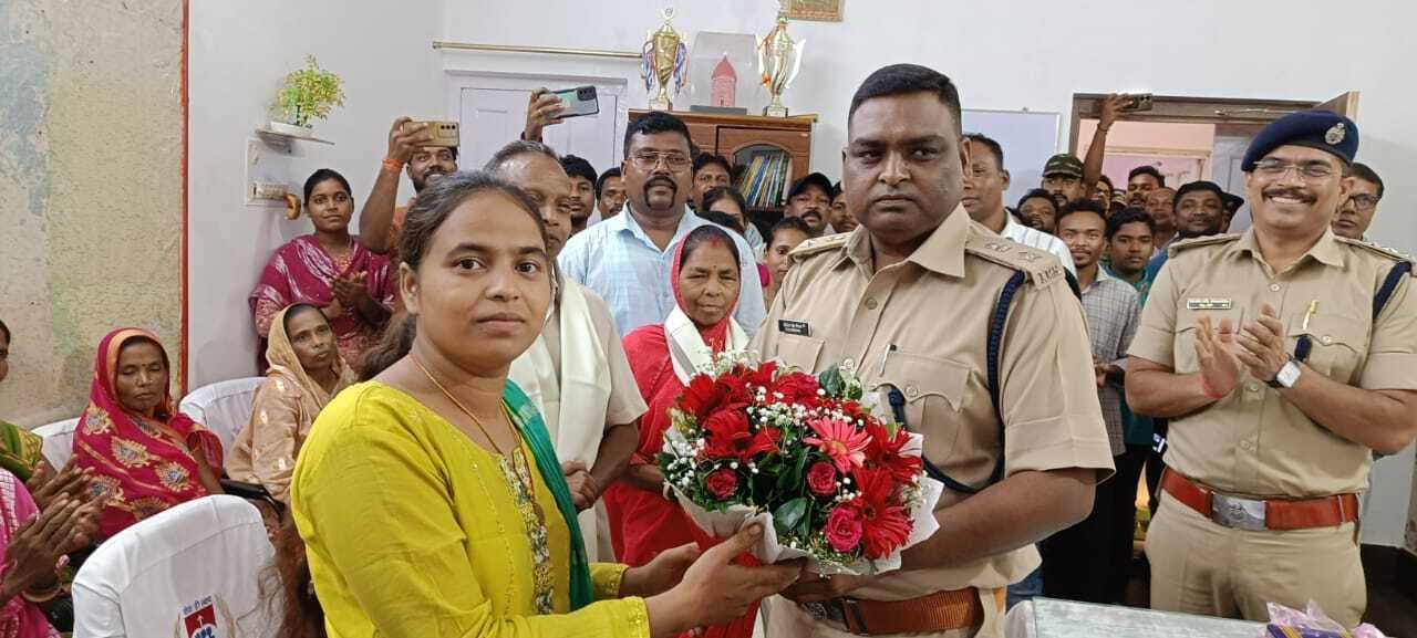 एसपी ने जेपीएससी में सफल रही बबीता को किया सम्मानित